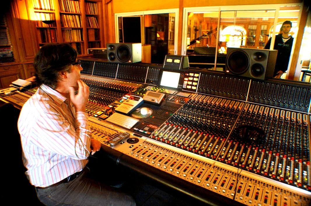 Vincent Bertomeu en tournage dans un studio d'enregistrement en Provence