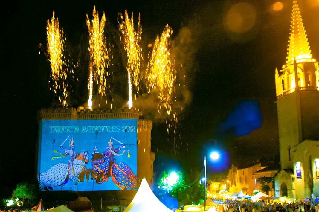 Spectacle patrimonial mettant en valeur un manuscrit ancien au Château de Tarascon