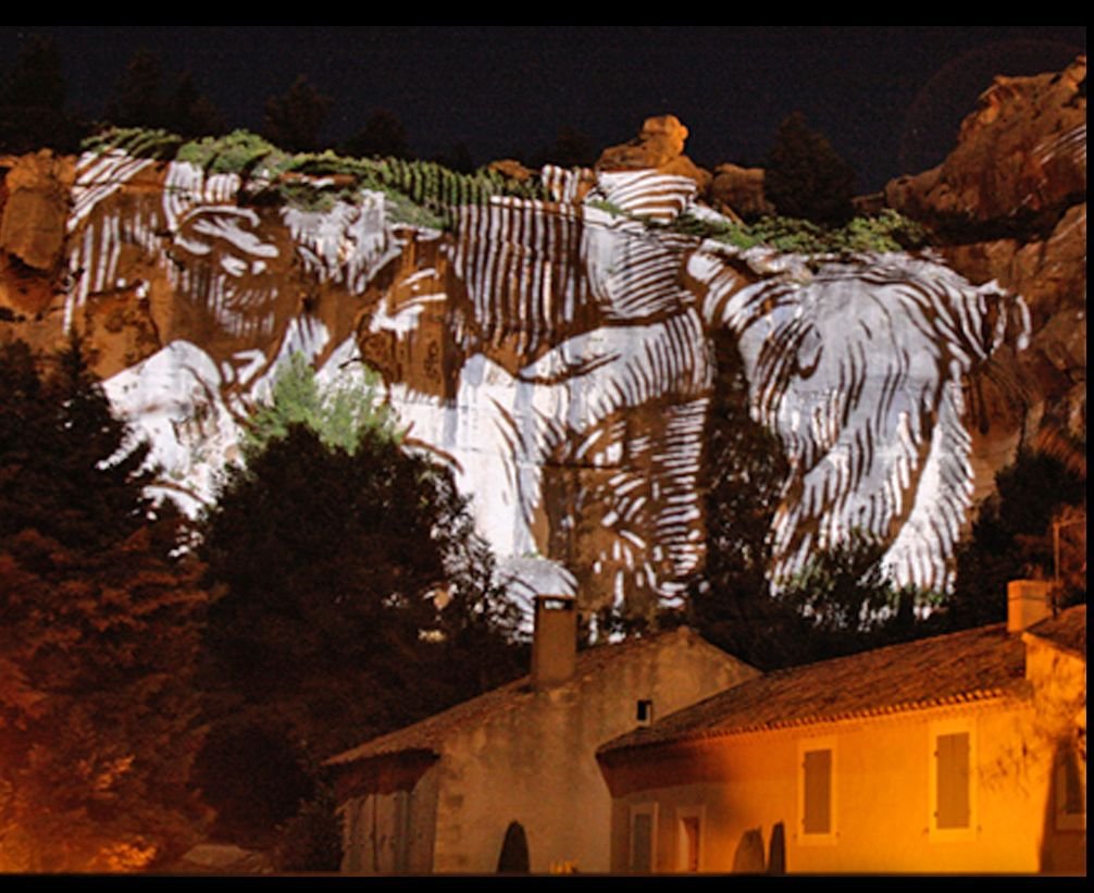 Vue des falaises des Baux-de-Provence, site de projections monumentales